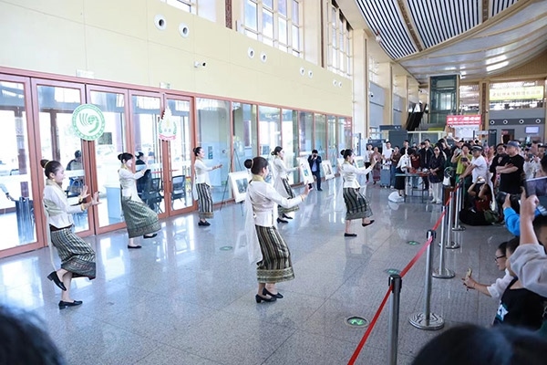 演員在中老鐵路瑯勃拉邦車站表演節(jié)目。蓬屏攝