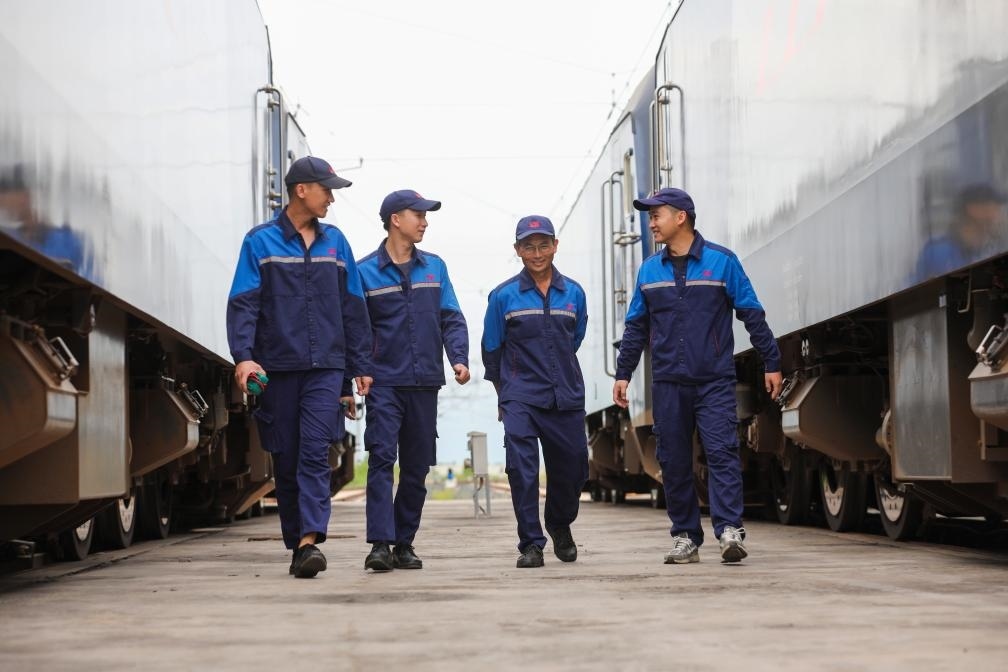 2024年9月9日，來自中國、老撾的師徒4人在中老鐵路萬象運(yùn)營管理中心的機(jī)車檢修庫內(nèi)。新華社發(fā)（楊永全攝）