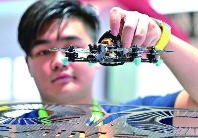 在首屆晉江科技成果轉化對接洽談會智能裝備展位，工作人員在展示無人機研究成果。新華社發(fā)