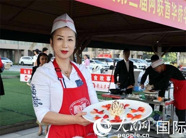 一名參賽選手展示冷盤“荷塘月色”。人民網(wǎng)記者 管克江攝