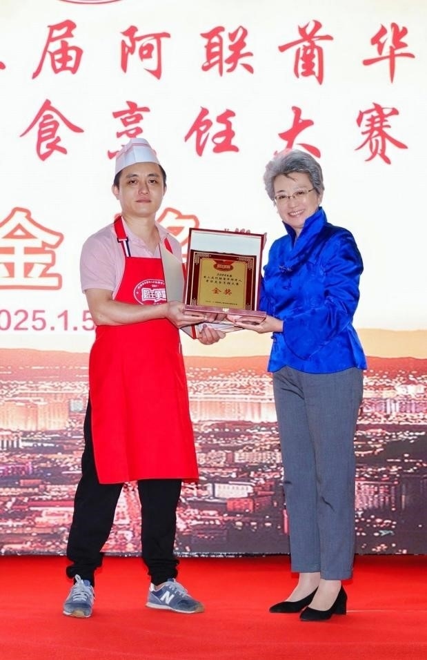 中國(guó)駐迪拜總領(lǐng)事歐渤芊（右）為金獎(jiǎng)獲得者頒獎(jiǎng)。主辦方供圖