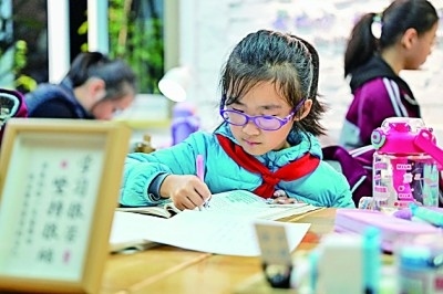 在河南洛陽市澗西區(qū)長安路街道長安路二社區(qū)共享自習室內(nèi)，孩子們在學習。李衛(wèi)超攝/光明圖片