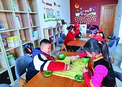 浙江岱山縣秀山鄉(xiāng)秀南村“民生小鋪”里，放學后的小學生在下棋。新華社發(fā)