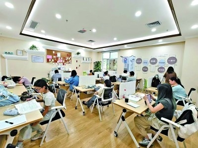 廣東深圳市龍崗區(qū)黨群服務(wù)中心開設(shè)的共享自習室一景。受訪者供圖