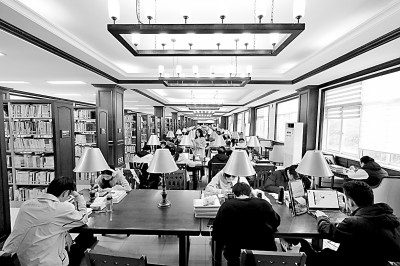 重慶大學(xué)圖書(shū)館，大學(xué)生們正在讀書(shū)學(xué)習(xí)。孫凱芳攝/光明圖片
