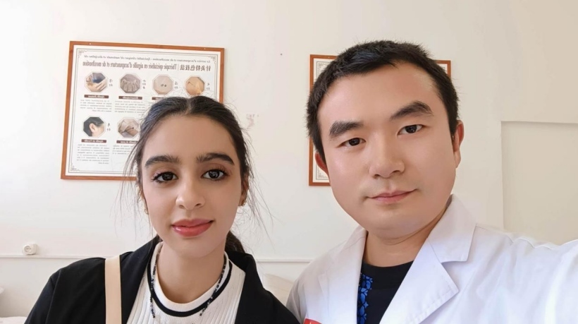 康復(fù)后的阿斯瑪與中國醫(yī)生梁敏。中國援阿爾及利亞醫(yī)療隊供圖