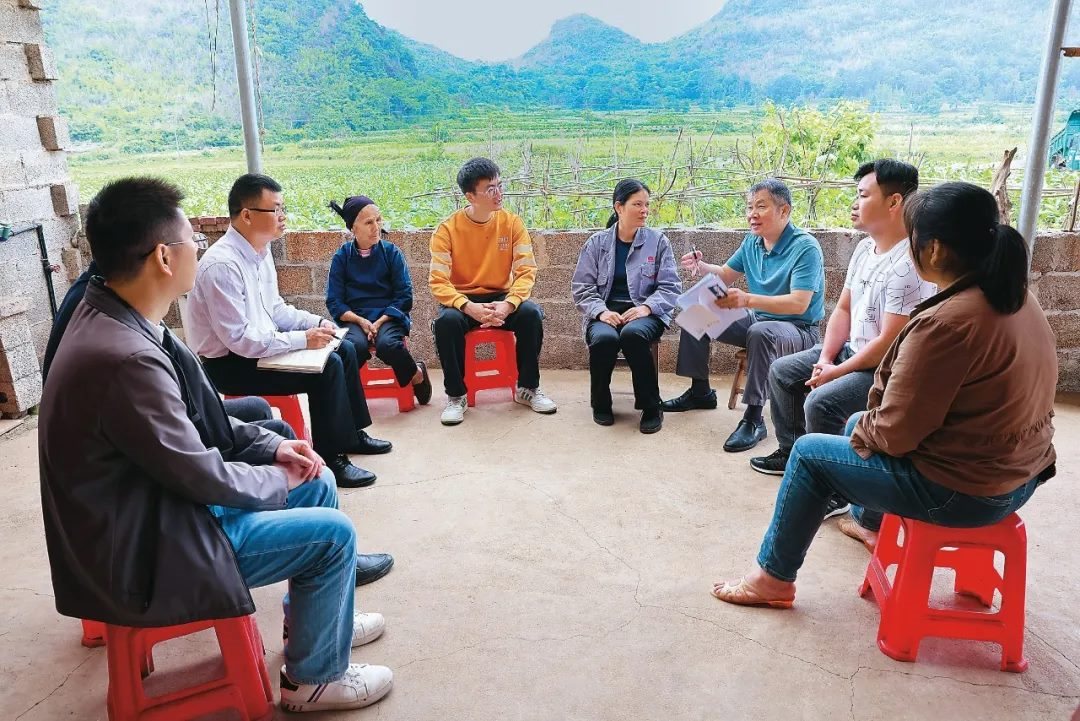 △法學(xué)會(huì)法律咨詢專家等入戶走訪、調(diào)解糾紛。