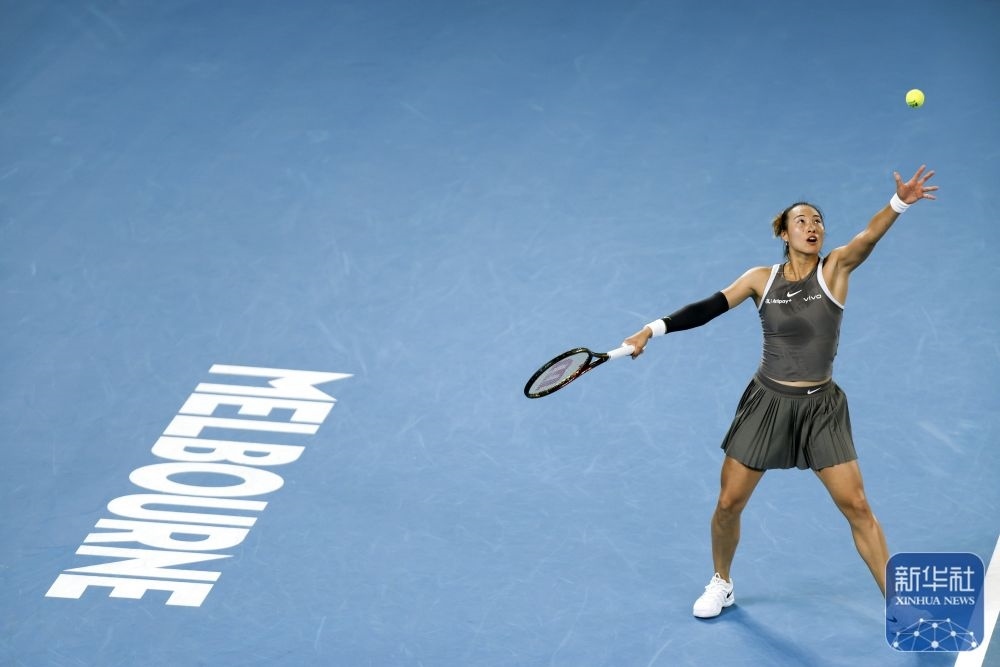 ↑鄭欽文在比賽中發(fā)球。新華社記者 馬平 攝