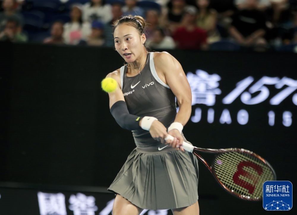 ↑鄭欽文在比賽中回球。新華社記者 馬平 攝