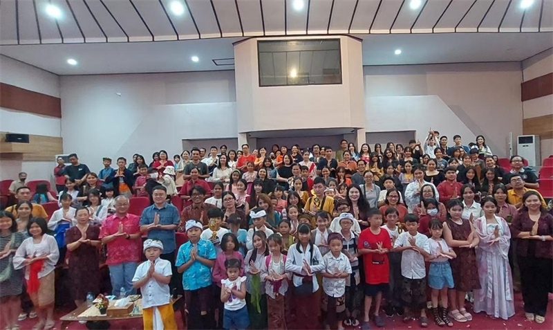 出席活動(dòng)的師生與嘉賓合影。巴陵康孔子學(xué)院供圖