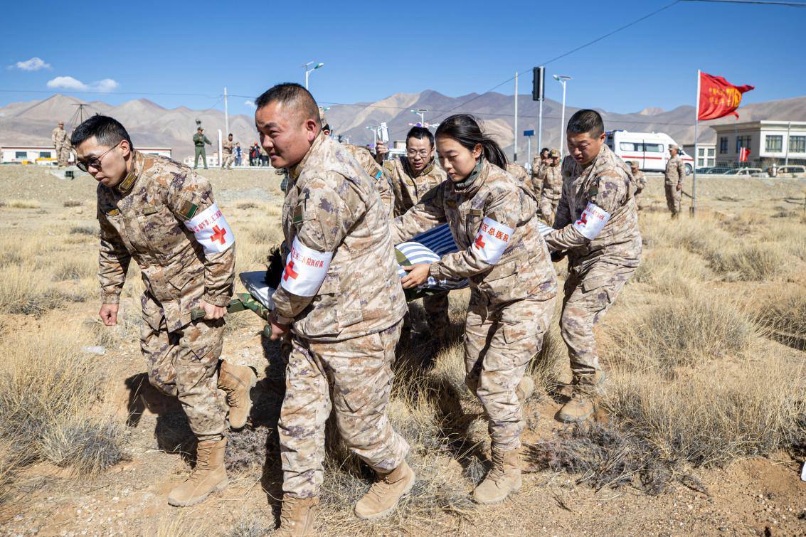 1月9日，日喀則定日縣長(zhǎng)所鄉(xiāng)，西藏軍區(qū)總醫(yī)院醫(yī)療隊(duì)隊(duì)員將受傷村民用擔(dān)架從救護(hù)車準(zhǔn)備抬上直升機(jī)，轉(zhuǎn)運(yùn)至拉薩的西藏軍區(qū)總醫(yī)院救治。人民日?qǐng)?bào)記者張武軍攝