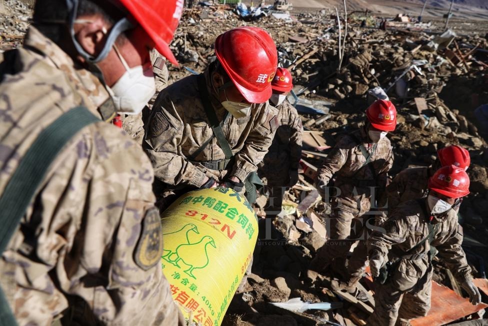 1月10日，定日縣長(zhǎng)所鄉(xiāng)古榮村，武警官兵幫助受災(zāi)群眾整理廢墟，搶救被掩埋的物資。環(huán)球時(shí)報(bào)記者崔萌攝