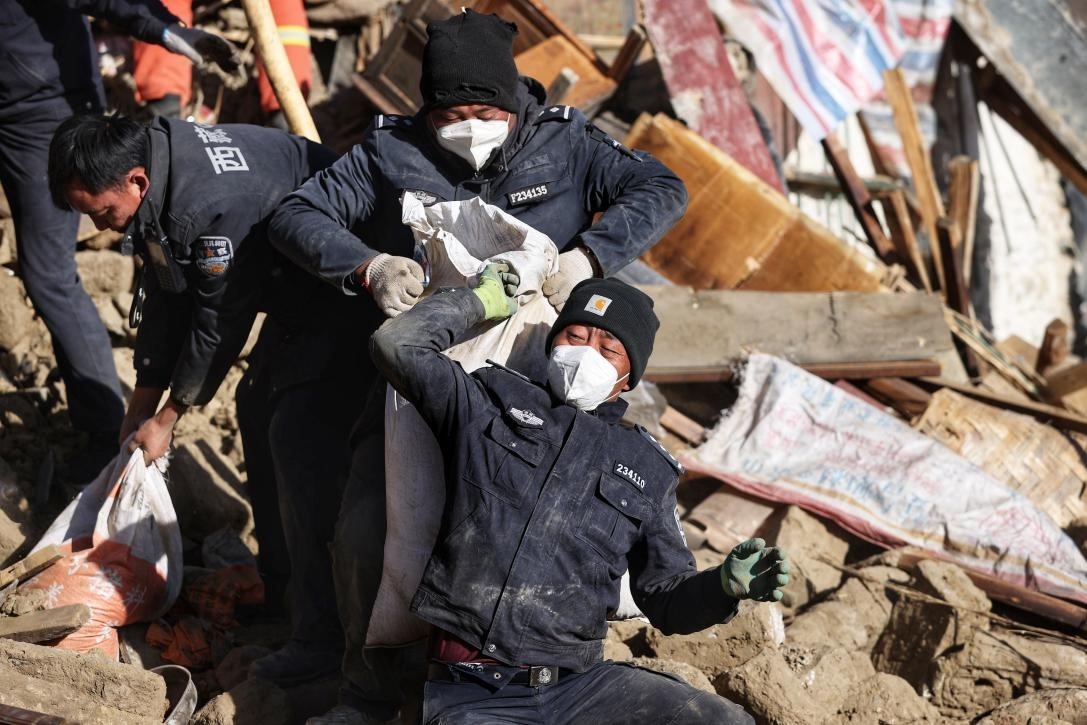 1月9日，定日縣長(zhǎng)所鄉(xiāng)古榮村，日喀則市公安局民警協(xié)助受災(zāi)群眾清理廢墟。 環(huán)球時(shí)報(bào)記者 崔萌攝