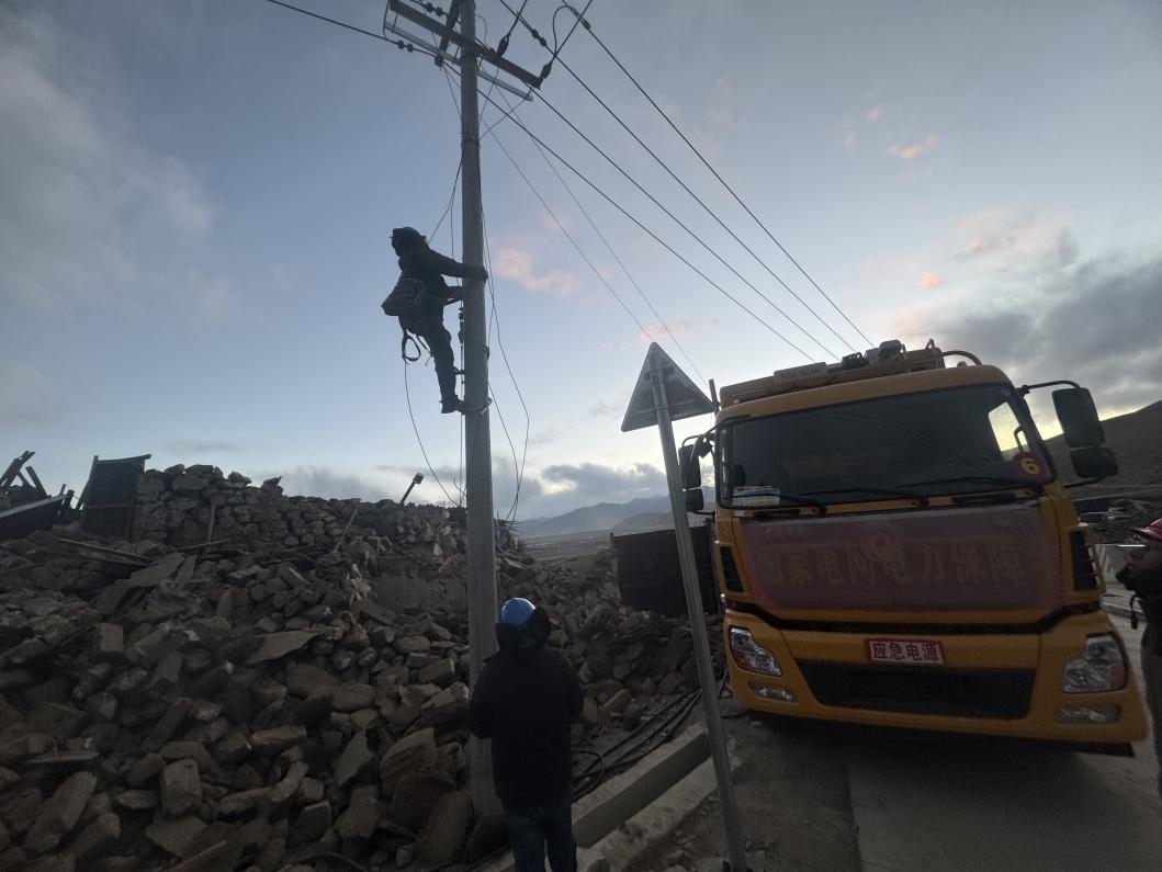 1月10日，定日縣長(zhǎng)所鄉(xiāng)，國(guó)家電網(wǎng)西藏電力員工正在搶修災(zāi)區(qū)受損線路。人民日?qǐng)?bào)記者宋豪新攝