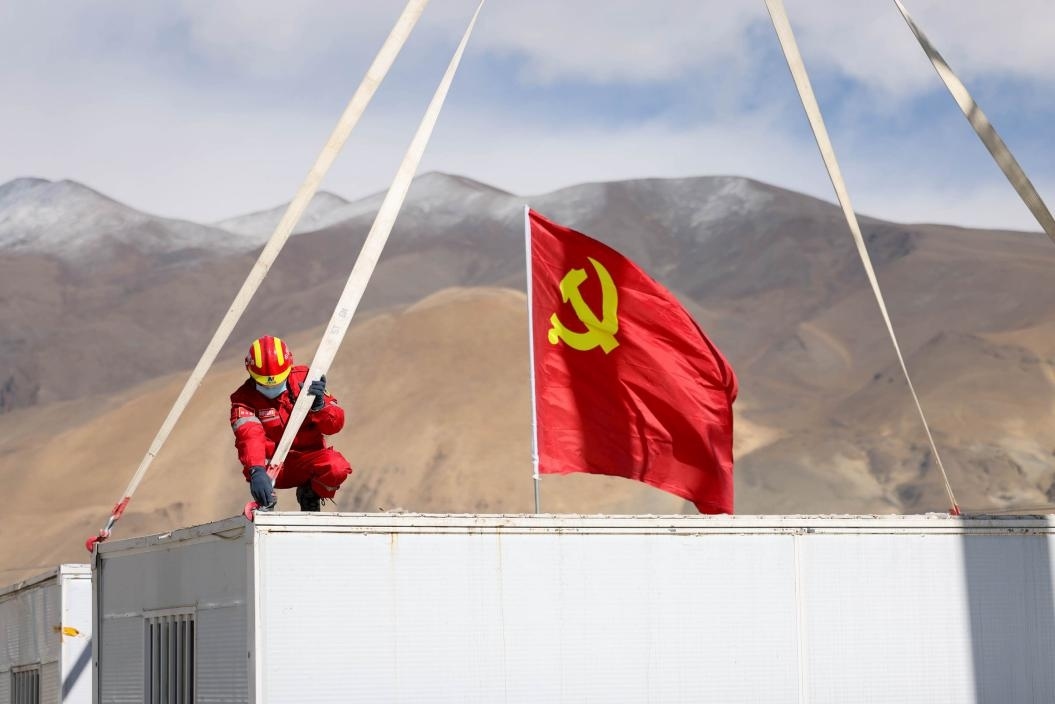 1月13日，定日縣長(zhǎng)所鄉(xiāng)嘎布村安置點(diǎn)，中國(guó)安能三局成都基地支援震區(qū)的黨員突擊隊(duì)隊(duì)員在搭建活動(dòng)板房。人民日?qǐng)?bào)記者張武軍攝