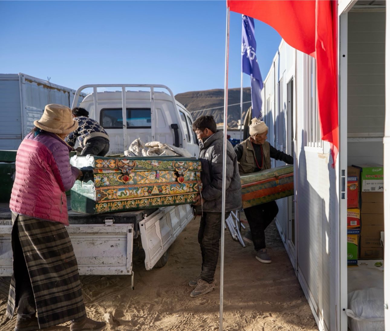 1月11日，西藏定日縣曲洛鄉(xiāng)措昂村，首批入住活動(dòng)板房的村民正在搬運(yùn)物品，為入住做準(zhǔn)備。人民日?qǐng)?bào)記者張武軍攝