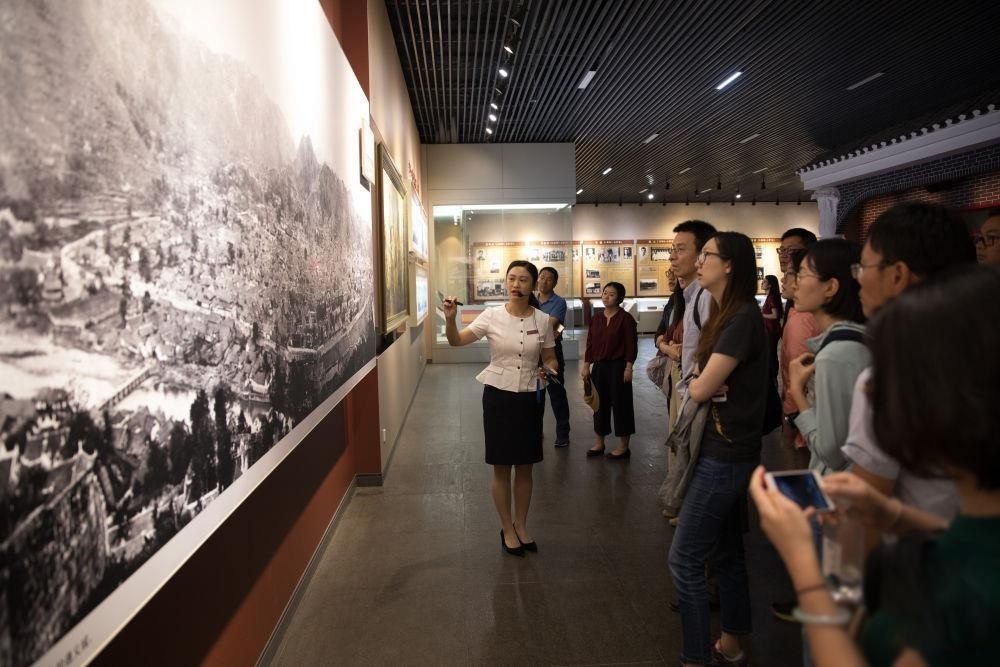 △參觀者在遵義會(huì)議紀(jì)念館聽取介紹。