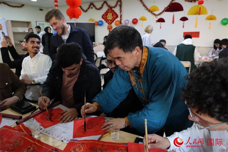 寫福字。人民網(wǎng)伊納斯·易卜拉欣攝