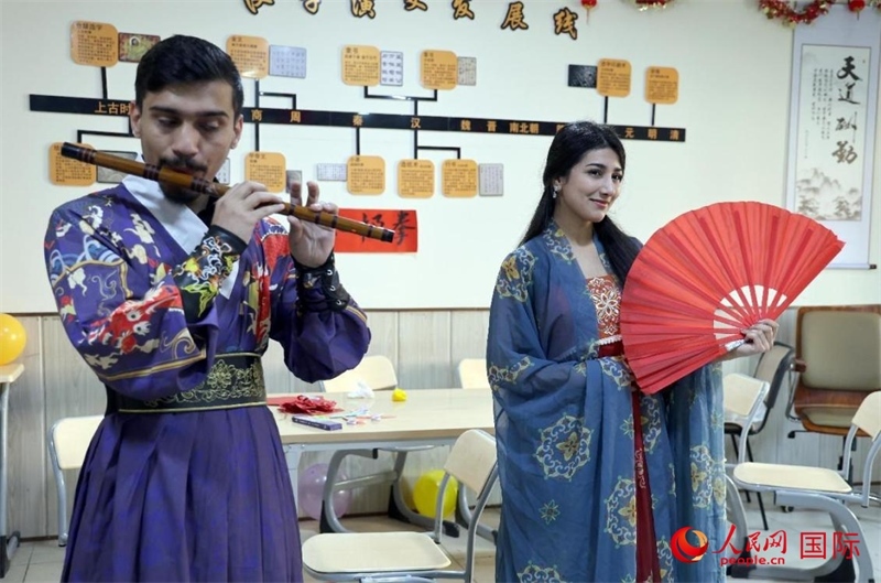 薩拉赫丁大學(xué)中文系學(xué)生們展示才藝。人民網(wǎng)伊納斯·易卜拉欣攝