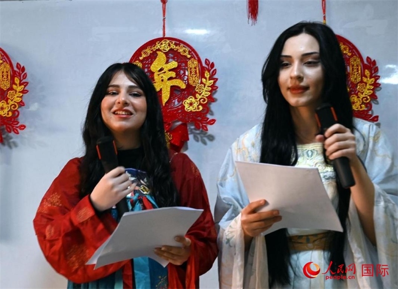 活動由中文系學(xué)生主持。人民網(wǎng)伊納斯·易卜拉欣攝