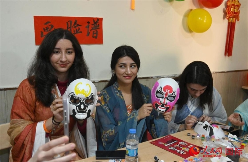 畫臉譜。人民網(wǎng)伊納斯·易卜拉欣攝