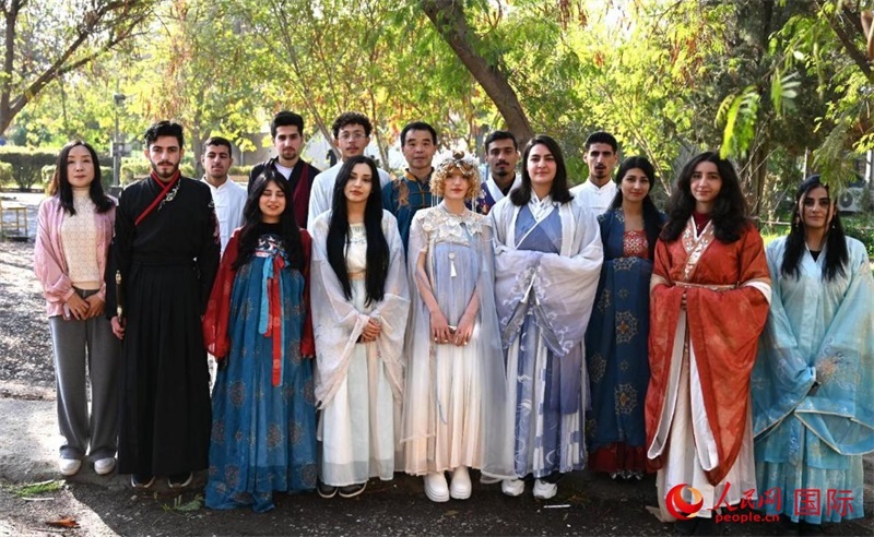 部分參加活動的師生合影。人民網(wǎng)伊納斯·易卜拉欣攝