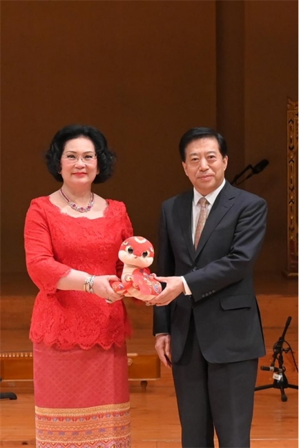 中國駐泰國大使韓志強(qiáng)與國際奧委會委員、泰國愛樂樂團(tuán)董事會主席坤仁帕塔瑪共同出席音樂會。主辦方供圖