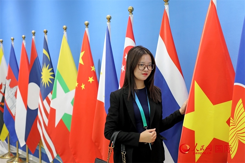 越南芒街市參會代表在南寧國際會展中心參觀。人民網(wǎng)記者 趙益普攝