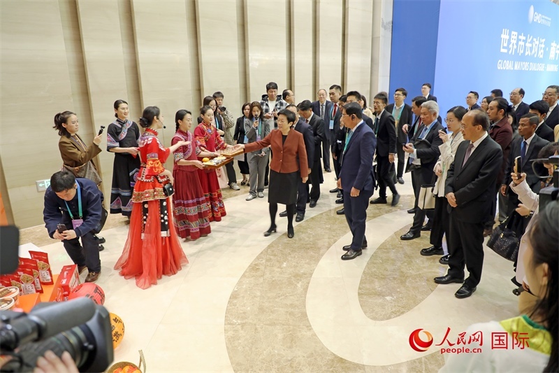 東盟國家市長聽取南寧特色茉莉花茶的講解。人民網(wǎng)記者 趙益普攝