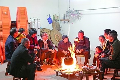 為討論蜜梨產業(yè)發(fā)展事宜，鸕鳥鎮(zhèn)開展“圍爐夜話”。資料圖片