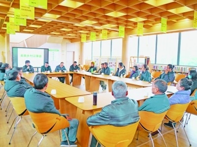 各種形式的民主協(xié)商議事會在余杭區(qū)落地生花。圖為黃湖鎮(zhèn)就共富工坊工作召開未來鄉(xiāng)村議事會。資料圖片