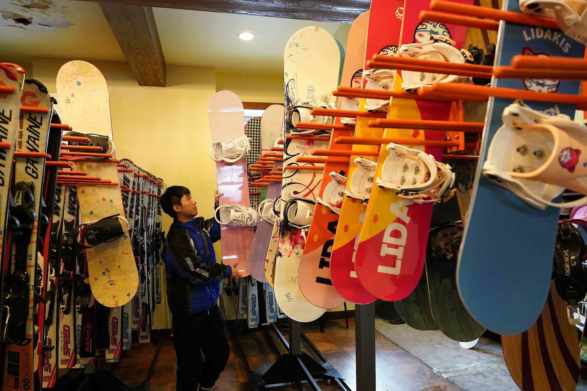 海拉爾滑雪場(chǎng)，工作人員在整理雪具