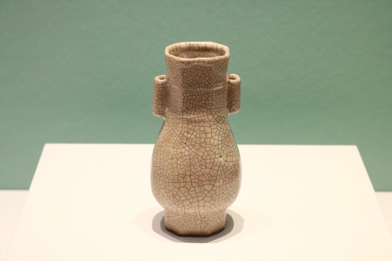 圖為故宮博物院藏宋代哥窯米黃釉貫耳瓶。