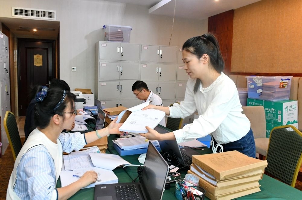 福州市委巡察機(jī)構(gòu)對(duì)全市法院系統(tǒng)開(kāi)展提級(jí)聯(lián)動(dòng)交叉巡察。在永泰縣駐地，巡察組工作人員查看財(cái)務(wù)憑證（2024年5月21日攝）。新華社記者 林善傳 攝