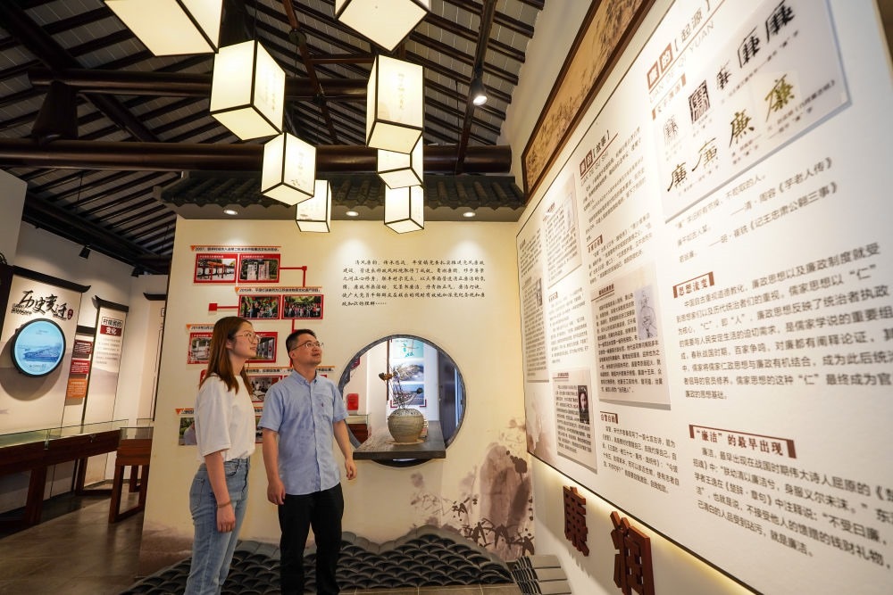 參觀者在蘇州市吳江區(qū)平望鎮(zhèn)廉潔教育基地鶯湖廉園內(nèi)參觀（2024年7月4日攝）。新華社記者 李博 攝