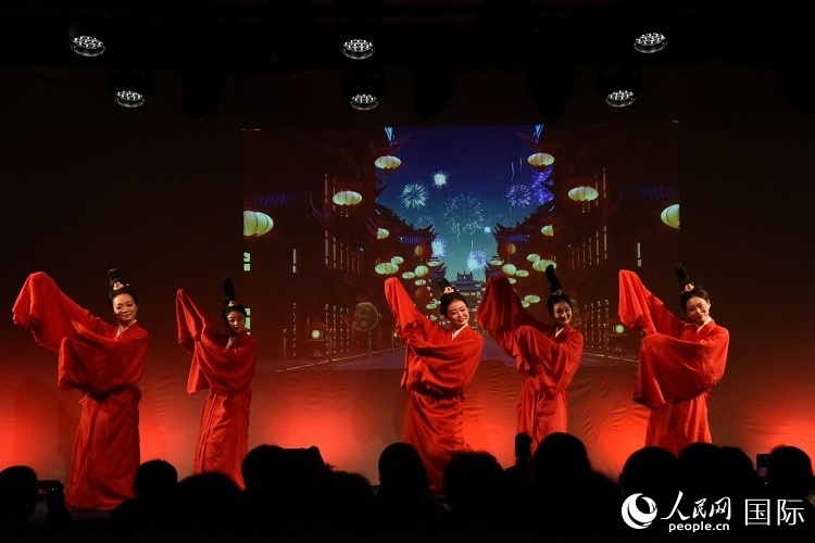 舞蹈《金蛇狂舞》。人民網(wǎng)記者 殷淼攝