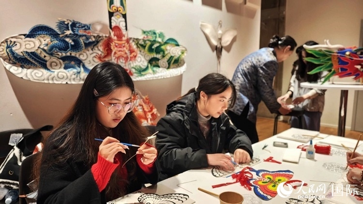 體驗(yàn)非遺文化“制作小風(fēng)箏”。人民網(wǎng)記者 殷淼攝