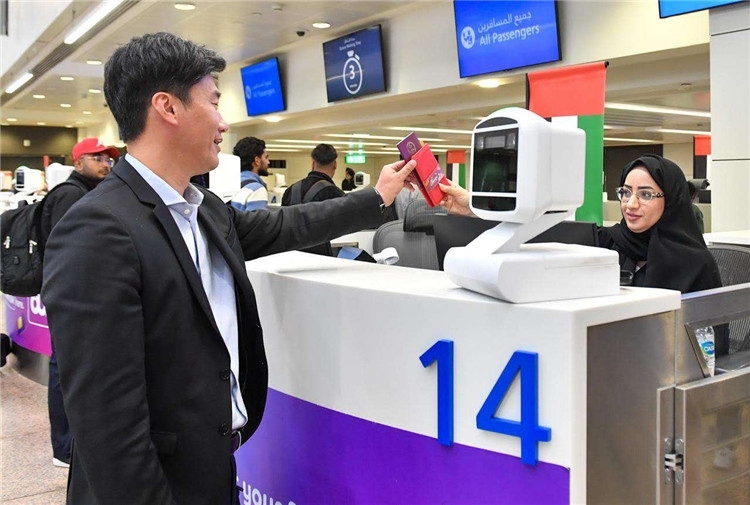 1月22日，迪拜免稅店聯(lián)合迪拜移民局向入境中國旅客贈(zèng)送新年賀禮。迪拜移民局供圖