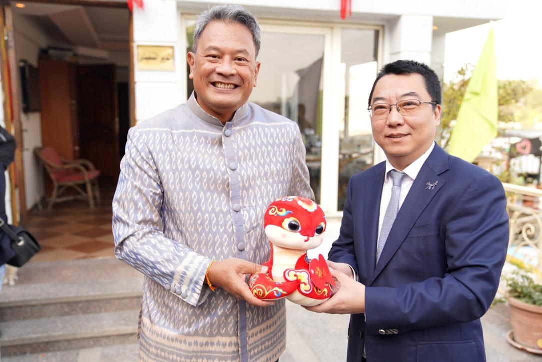 中國(guó)駐埃及使館參贊兼開羅中國(guó)文化中心主任張易向塔納瓦大使贈(zèng)送2025“歡樂春節(jié)”吉祥蛇。開羅中國(guó)文化中心供圖