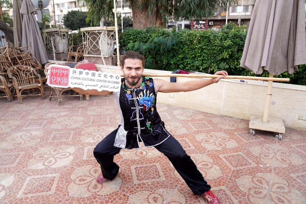 埃及民眾參與中國(guó)文化體驗(yàn)活動(dòng)。開羅中國(guó)文化中心供圖