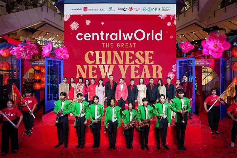 中泰嘉賓在活動開幕式上合影留念?；顒又鬓k方供圖