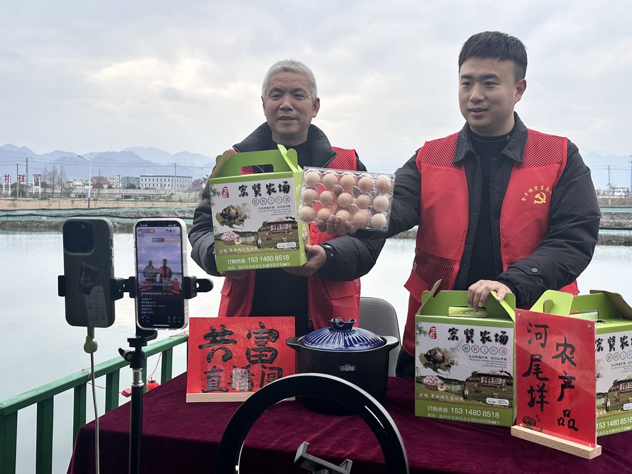 在蒼南金鄉(xiāng)鎮(zhèn)，永興、半浹連、河尾垟?shù)犬斈晔転牡呐R近村落，正連片建設(shè)美麗江南水鄉(xiāng)新景。圖為河尾垟村設(shè)在河邊的“共富直播間”。金鄉(xiāng)鎮(zhèn) 供圖