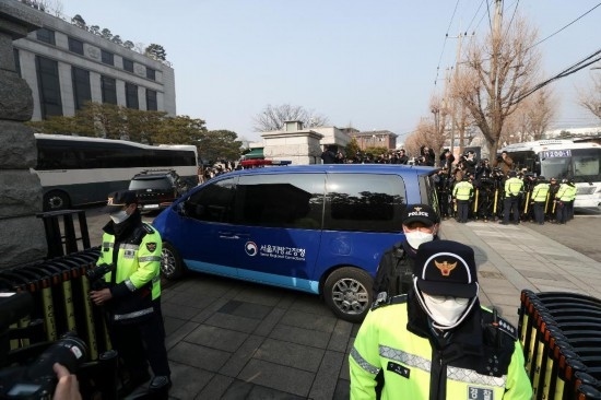  1月21日，尹錫悅乘坐的車輛進入韓國首爾的憲法法院。新華社記者姚琪琳攝