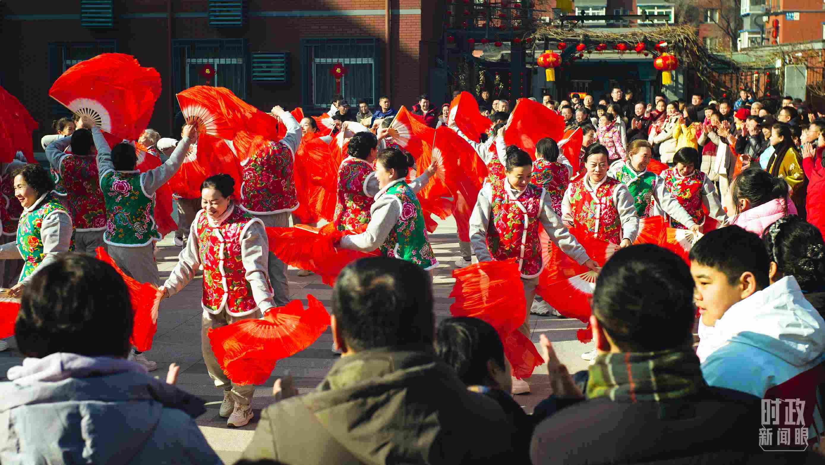 長(zhǎng)安小區(qū)文化廣場(chǎng)上，居民們扭起歡快的秧歌。（總臺(tái)央視記者彭漢明拍攝）