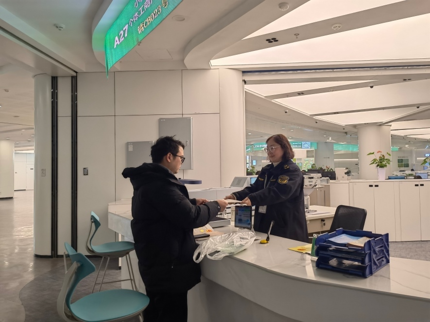 企業(yè)在出證窗口“一站式”領(lǐng)取變更后的營業(yè)執(zhí)照。圖片來源：浙江衢州市市場監(jiān)督管理局