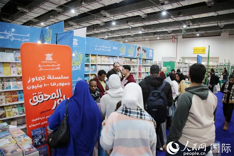 觀眾參觀書展展臺(tái)。人民網(wǎng)記者 黃培昭攝