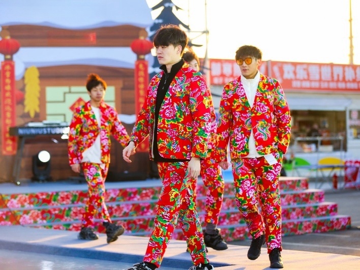 東北滑雪走秀現(xiàn)場。人民網(wǎng)記者 許維娜攝