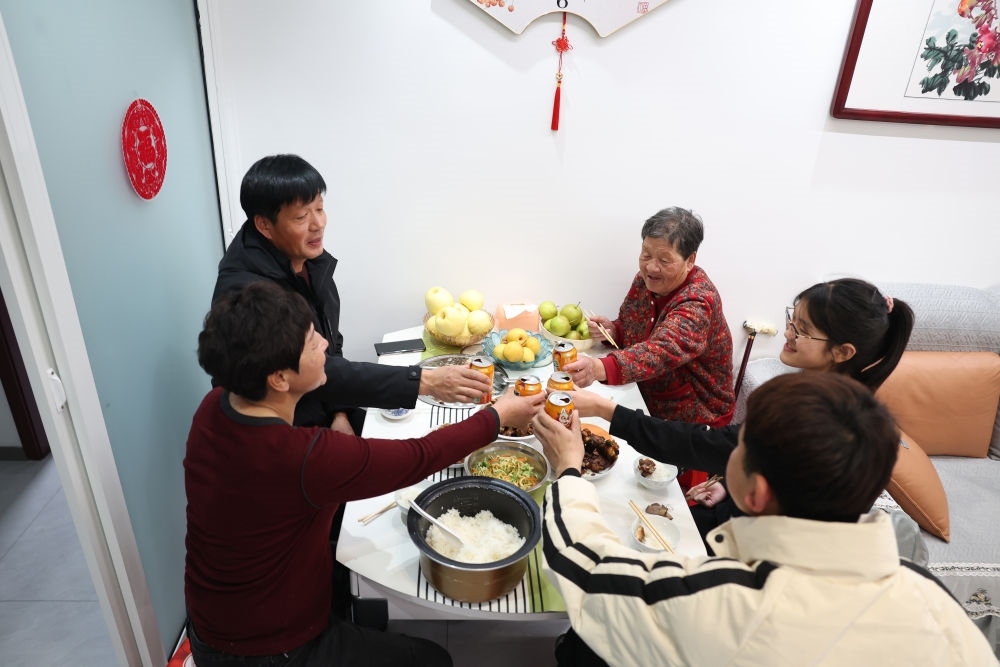 2025年1月22日，遼寧省葫蘆島市綏中縣祝家溝村村民朱西存一家在新房里。新華社記者姚劍鋒 攝