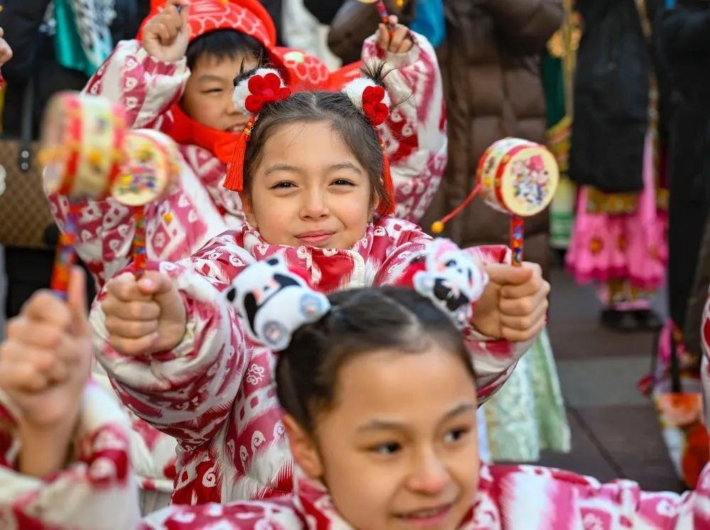 △新疆大巴扎社火迎新春，孩子們?cè)诂F(xiàn)場(chǎng)表演。