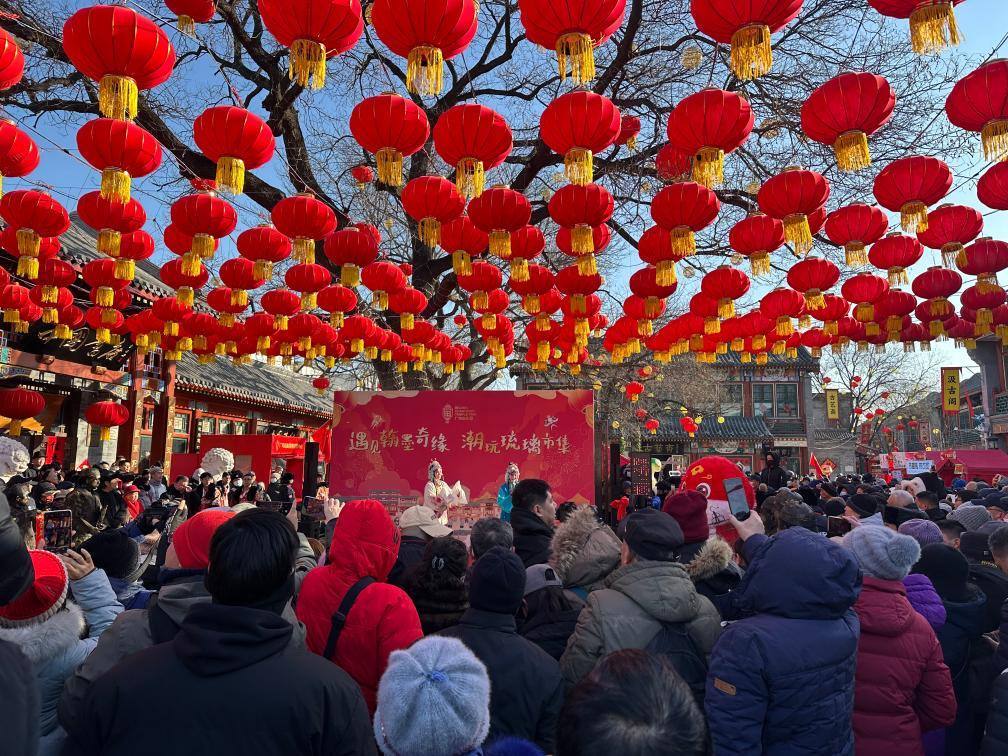 1月29日，市民游客在北京廠(chǎng)甸廟會(huì)感受濃濃年味。新華社記者 楊淑君 攝